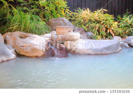 雲仙溫泉：露天浴池，池水為乳白色泉水，直接從源頭流出 135391030