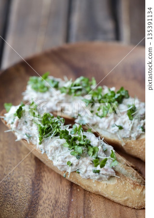 鮪魚西蘭花芽法棍開放式三明治 135391134