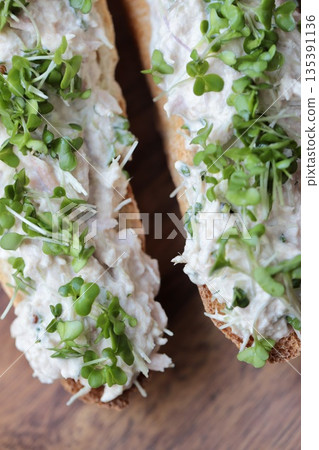 鮪魚西蘭花芽法棍開放式三明治 鮪魚西蘭花芽法棍開放式三明治 135391136