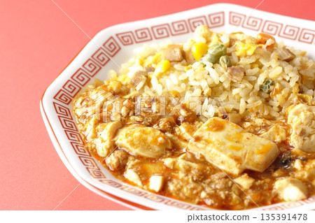 麻婆豆腐炒飯佐濃稠醬汁 麻婆豆腐炒飯佐濃稠醬汁 135391478