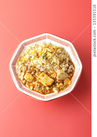 麻婆豆腐炒飯佐濃稠醬汁 135391516