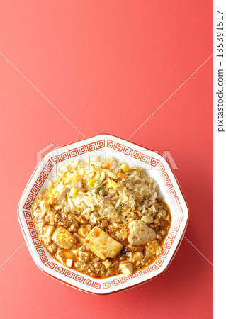 麻婆豆腐炒飯佐濃稠醬汁 135391517