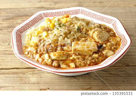 麻婆豆腐炒飯佐濃稠醬汁 135391531