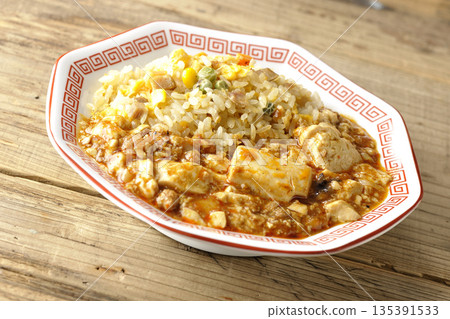 麻婆豆腐炒飯佐濃稠醬汁 135391533