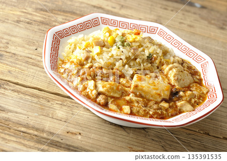 麻婆豆腐炒飯佐濃稠醬汁 麻婆豆腐炒飯佐濃稠醬汁 135391535