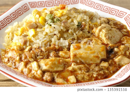 麻婆豆腐炒飯佐濃稠醬汁 135391538