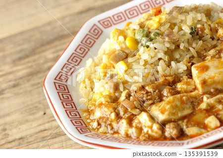 麻婆豆腐炒飯佐濃稠醬汁 135391539