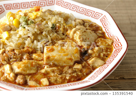 麻婆豆腐炒飯佐濃稠醬汁 135391540