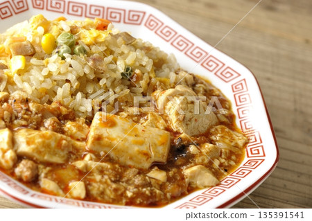 麻婆豆腐炒飯佐濃稠醬汁 麻婆豆腐炒飯佐濃稠醬汁 135391541