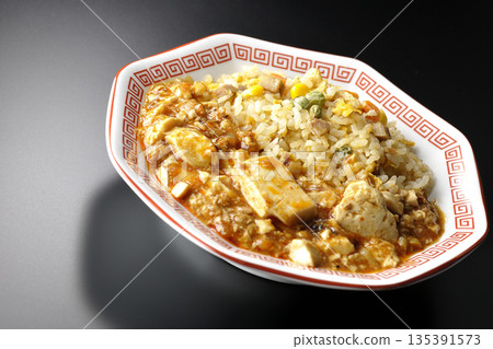 麻婆豆腐炒飯，黑色背景拍攝 135391573