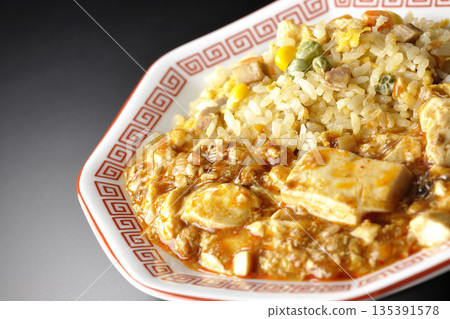 麻婆豆腐炒飯，黑色背景拍攝 135391578