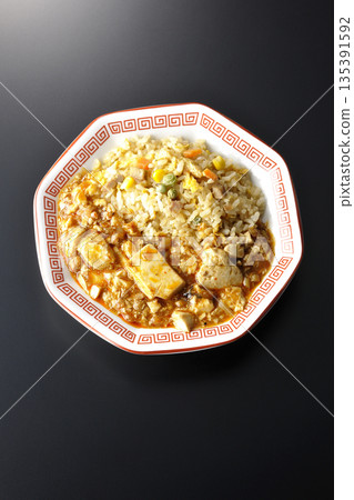 麻婆豆腐炒飯,黑色背景拍攝 麻婆豆腐炒飯,黑色背景拍攝 135391592