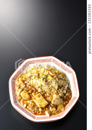 麻婆豆腐炒飯,黑色背景拍攝 麻婆豆腐炒飯,黑色背景拍攝 135391593
