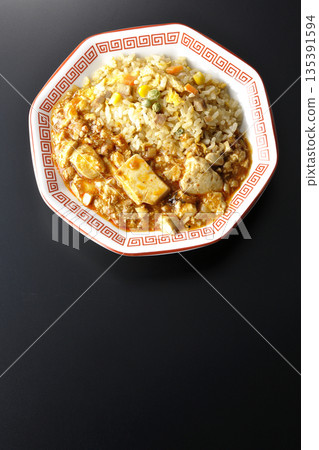 麻婆豆腐炒飯，黑色背景拍攝 135391594