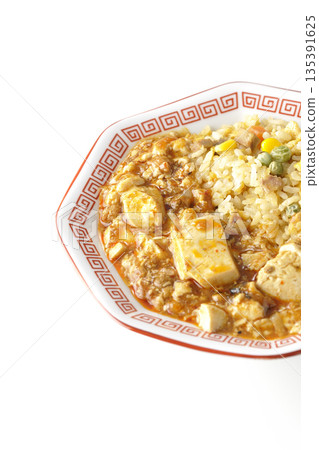 白色背景上的麻婆豆腐炒飯照片 白色背景上的麻婆豆腐炒飯照片 135391625