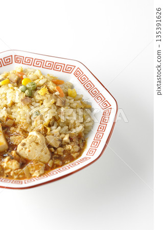 白色背景上的麻婆豆腐炒飯照片 白色背景上的麻婆豆腐炒飯照片 135391626
