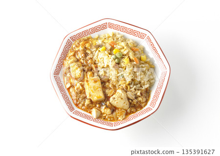 白色背景上的麻婆豆腐炒飯照片 白色背景上的麻婆豆腐炒飯照片 135391627
