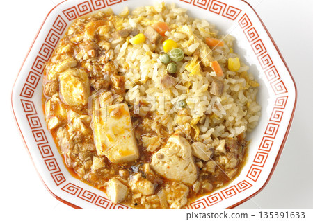 白色背景上的麻婆豆腐炒飯照片 白色背景上的麻婆豆腐炒飯照片 135391633