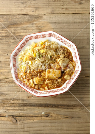 麻婆豆腐炒飯佐濃稠醬汁 麻婆豆腐炒飯佐濃稠醬汁 135391669
