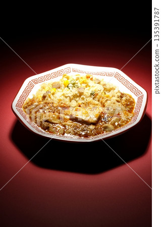 麻婆豆腐炒飯佐濃稠醬汁 135391787