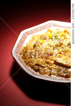 麻婆豆腐炒飯佐濃稠醬汁 麻婆豆腐炒飯佐濃稠醬汁 135391794