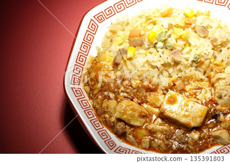 麻婆豆腐炒飯佐濃稠醬汁 麻婆豆腐炒飯佐濃稠醬汁 135391803