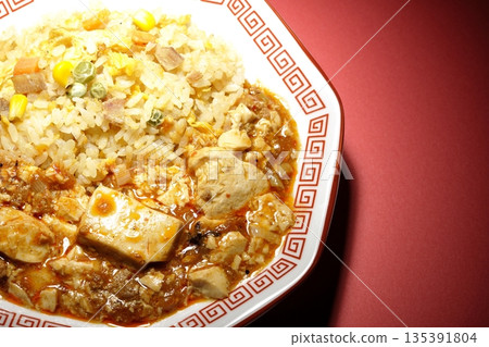 麻婆豆腐炒飯佐濃稠醬汁 135391804