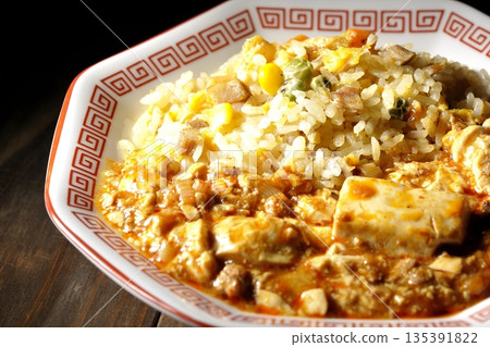 麻婆豆腐炒飯佐濃稠醬汁 135391822