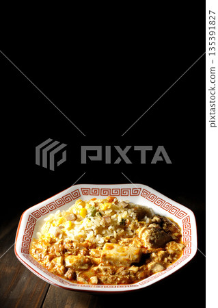 麻婆豆腐炒飯佐濃稠醬汁 135391827
