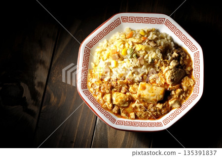 麻婆豆腐炒飯佐濃稠醬汁 135391837