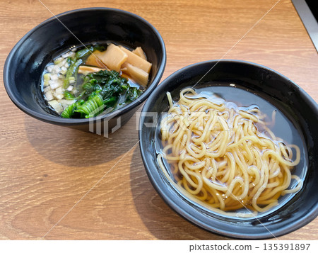 醬油拉麵,食材分裝在單獨的盤子裡(訂製拉麵)。 醬油拉麵,食材分裝在單獨的盤子裡(訂製拉麵)。 135391897