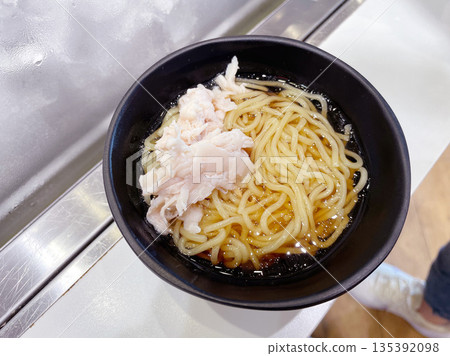 醬油拉麵，上面放有配料 135392098