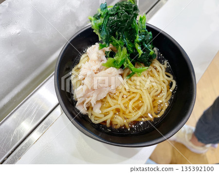 醬油拉麵,菠菜拉麵。 醬油拉麵,菠菜拉麵。 135392100