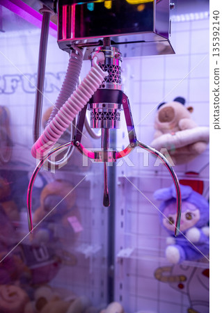 The claws of the doll grabbing game 135392140