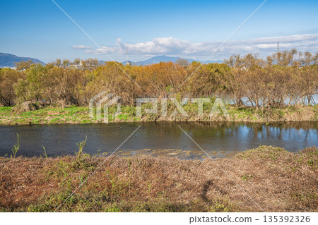 京都府鴨川與桂川交會處的冬季景色 135392326