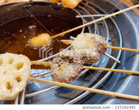 Deep-fried shiitake mushrooms on a skewer: Delicious fried mushrooms on a skewer 135392495