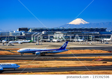 羽田機場、飛機和白雪皚皚的富士山 羽田機場、飛機和白雪皚皚的富士山 135392506