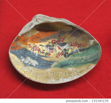 Shell Matching: Pictures drawn on clams Shell Matching: Pictures drawn on clams 135393170