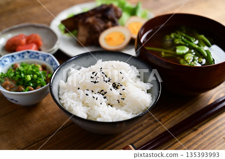 一份湯和兩道菜:排骨和辣鱈魚子 一份湯和兩道菜:排骨和辣鱈魚子 135393993