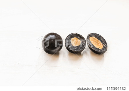 含堅果的巧克力替代品 含堅果的巧克力替代品 135394382