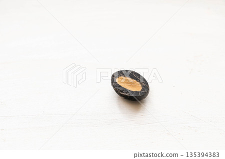 含杏仁的巧克力替代品 含杏仁的巧克力替代品 135394383