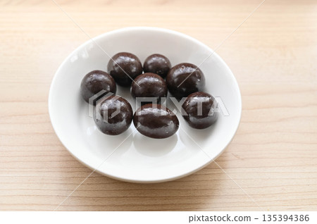 含堅果的巧克力替代品 含堅果的巧克力替代品 135394386