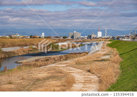 京都市鴨川與桂川交會處上游的冬季景色 京都市鴨川與桂川交會處上游的冬季景色 135394458