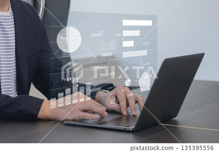 商務人士正在筆記型電腦上進行數據分析。數據科學和行銷概念。 商務人士正在筆記型電腦上進行數據分析。數據科學和行銷概念。 135395556