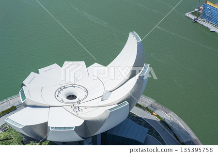 The distinctively shaped roof of a museum in downtown Singapore 135395758