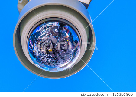 日本東京城市景觀。澀谷十字路口街角監視器和光束交相輝映，預示新時代的曙光。 135395809