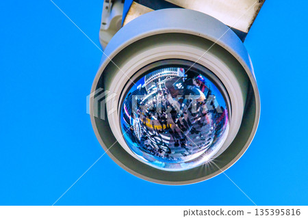 日本東京城市景觀。澀谷十字路口街角監視器和光束交相輝映，預示新時代的曙光。 135395816