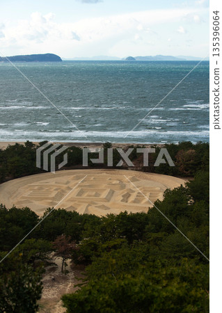 Sanuki coin sand painting 135396064