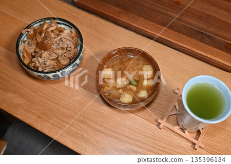 Homemade pork bowl set meal 135396184