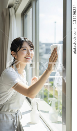 年終大掃除：一位女士正在努力擦窗戶。 135396224